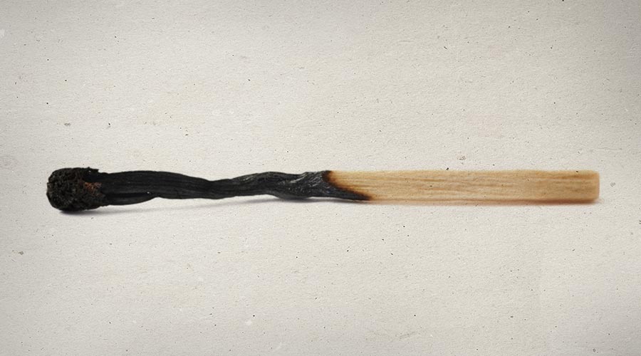 Illustration af en brændt tændstik, som symbol på at være stresset og føle sig udbrændt.