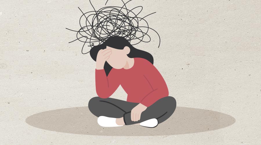 Person sidder med hovedet i hånden under en tankemylder-sky, der illustrerer mental load i parforholdet.