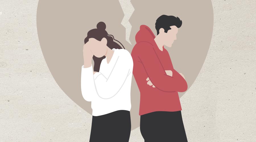 Parforhold i krise: Kvinde og mand står ryg mod ryg foran et knust hjerte og ser fortvivlede ud.